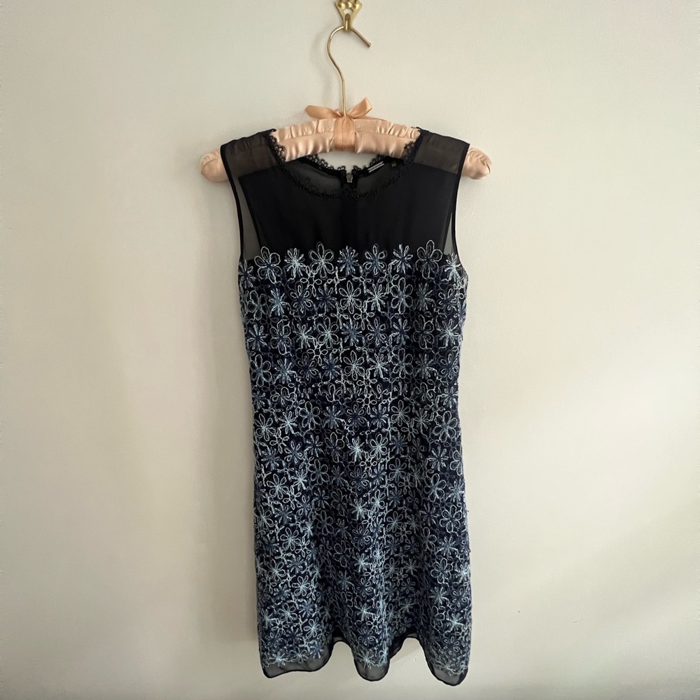 Elie Tahari sleeveless blue dress with flowers, size 0 in a perfect condition
